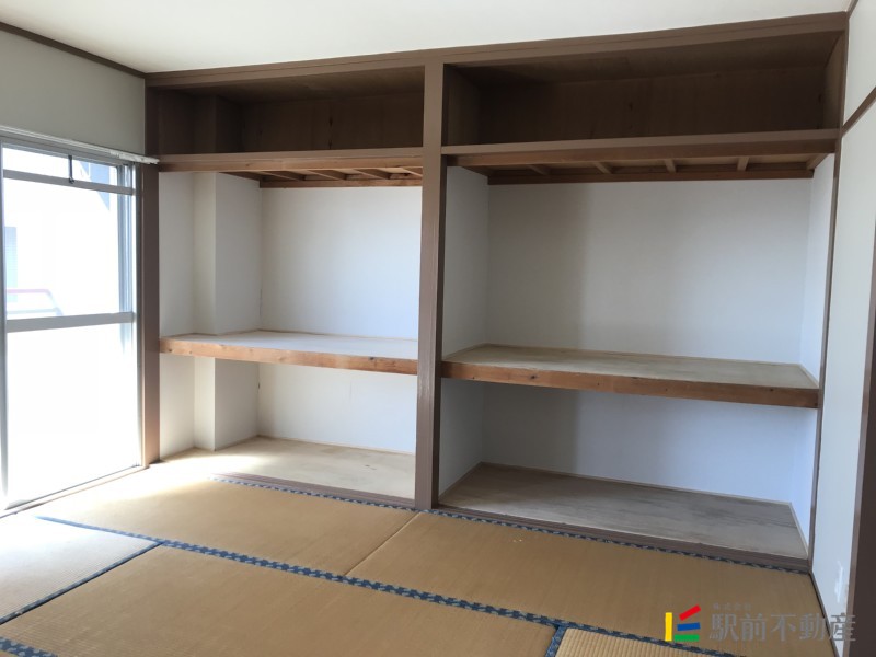収納　建具取り付け前