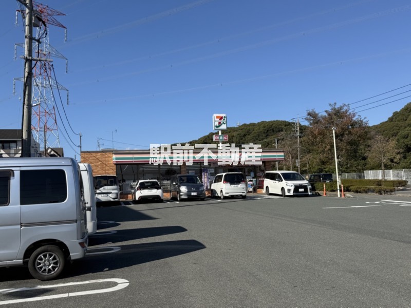 コンビニ　セブンイレブン小郡美鈴が丘店（コンビニ）まで700m
