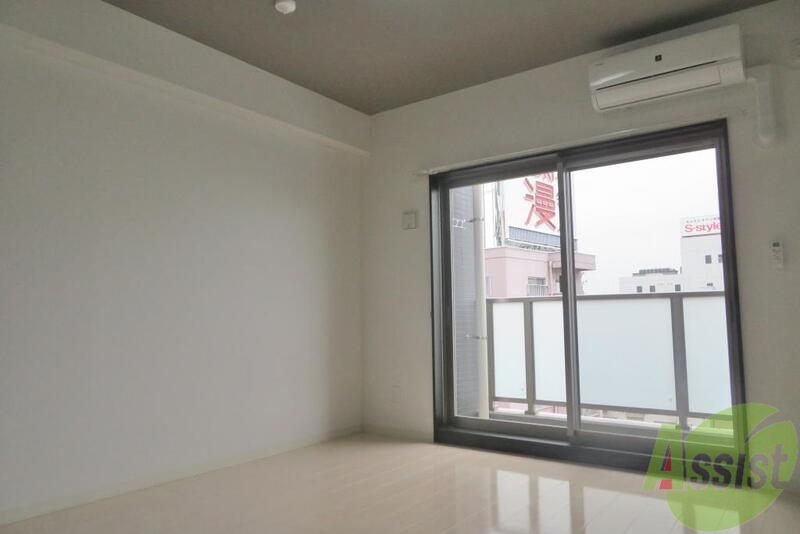 居室・リビング　お部屋は７．５帖の東向き、大きな窓があるので日が入ります。