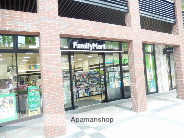 コンビニ　ファミリーマート（コンビニ）まで326m