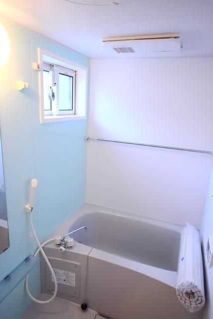 バス・シャワールーム　★★窓付きなのでカビの心配も軽減★★