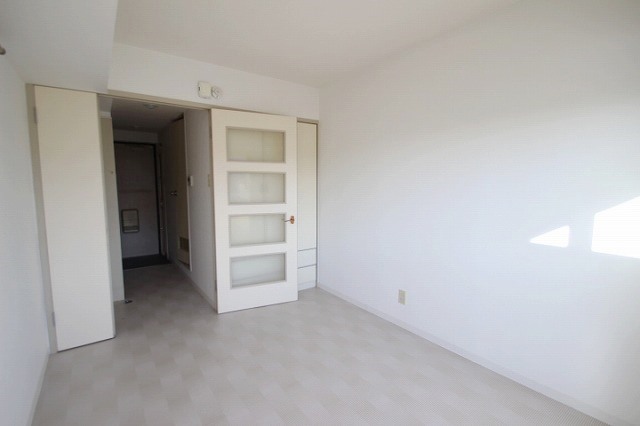 居室・リビング　別号室の写真です（反転）