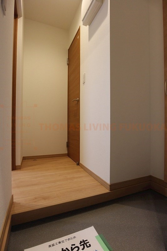 玄関　・同型参考写真