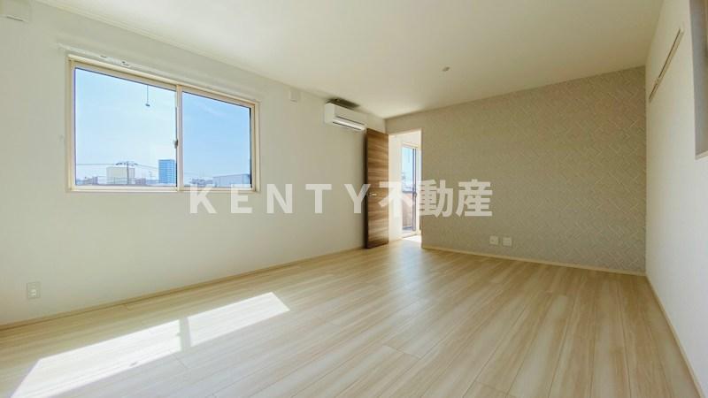 その他部屋・スペース　開放的な寝室です