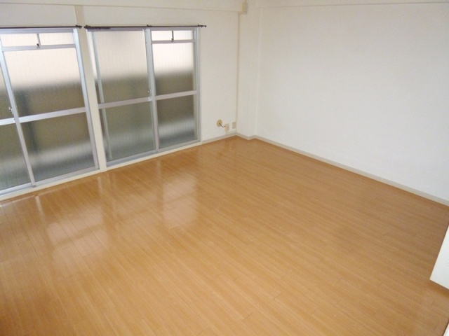 居室・リビング　床色が落ち着いた色合いで綺麗です♪