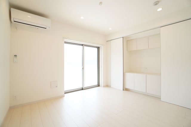 居室・リビング　※同物件・反転タイプの写真です。