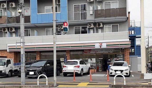 コンビニ　セブンイレブン様（コンビニ）まで210m