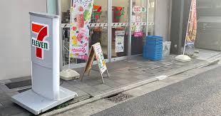 コンビニ　セブンイレブン 世田谷新代田駅前店（コンビニ）まで8m