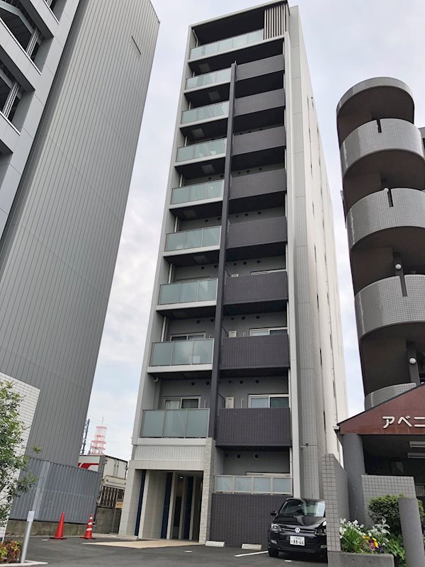 建物外観　10階建て。オシャレな外観。