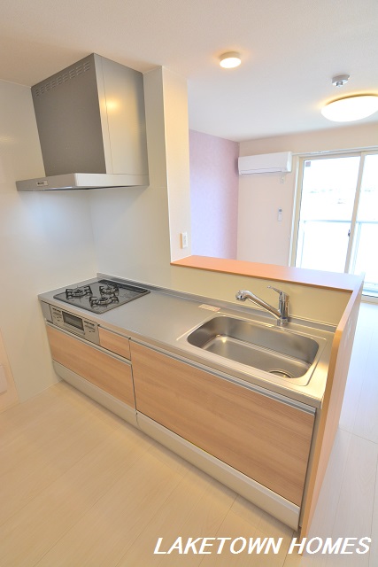 キッチン　３口コンロ・グリル付の対面式システムキッチンです。