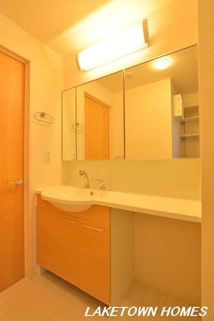 洗面設備　三面鏡付きの洗髪洗面化粧台です。