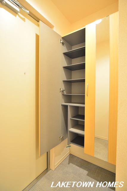 玄関　玄関ホールと玄関収納です。