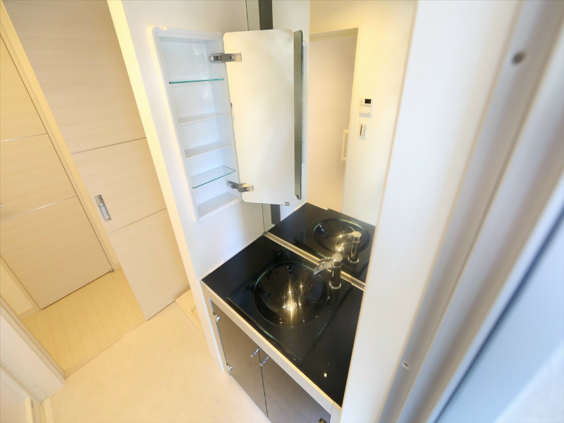 洗面設備　オシャレな独立洗面台　収納スペース有