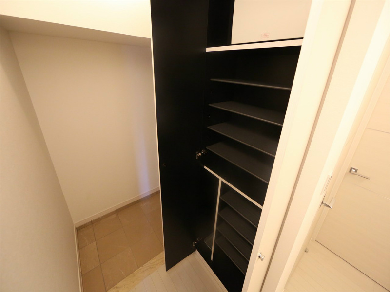 玄関　玄関　シューズボックス付