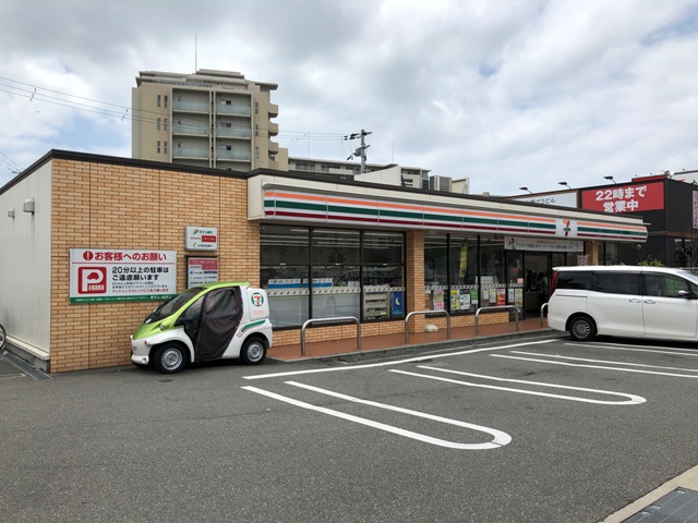 コンビニ　セブンイレブン（コンビニ）まで447m