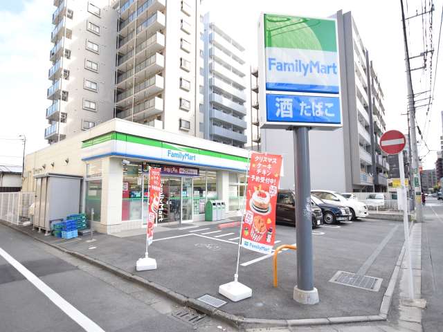 コンビニ　ファミリーマート（コンビニ）まで136m