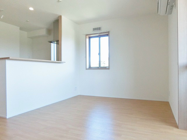 居室・リビング　淡いお色で優しい印象のリビング