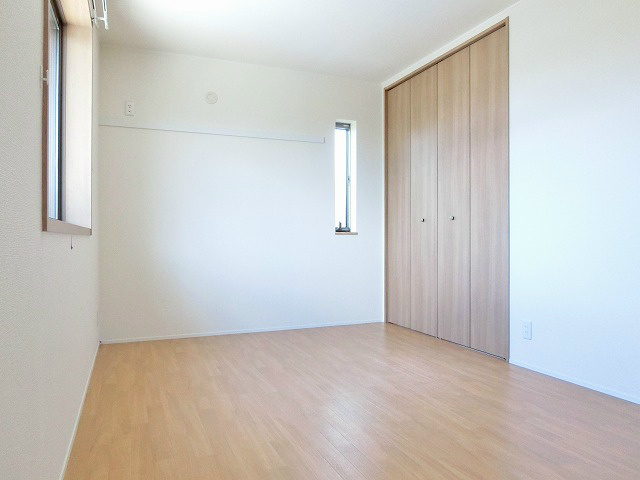 その他部屋・スペース　洋室7.1帖は贅沢な2面採光。北側とは思えない明るい印象です