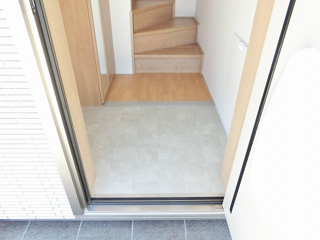 玄関　明るい印象の玄関から専有階段で2階のお部屋へ。