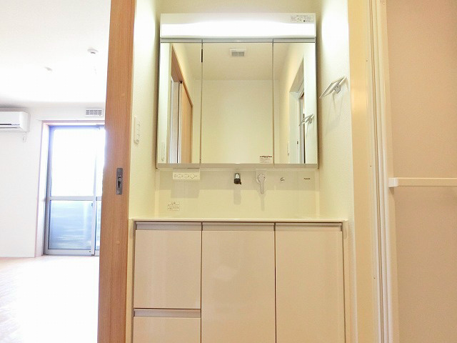 洗面設備　賃貸物件ではまだ少ないワイドな洗面台です。