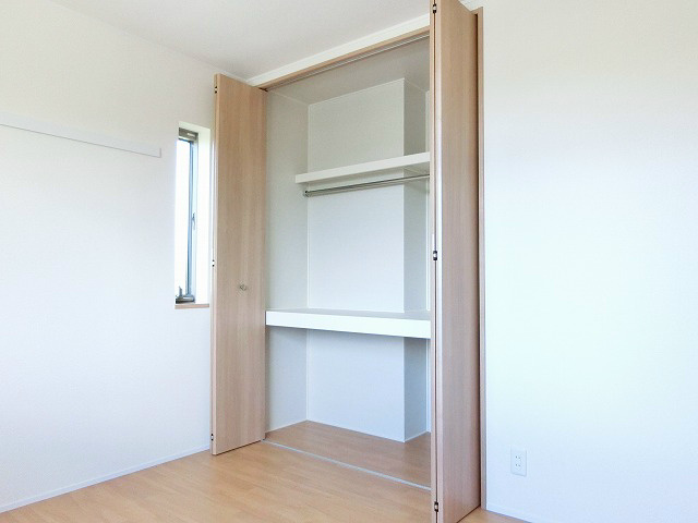 収納　洋室7.1帖のクローゼットの内側は3段の棚収納。上から下まで