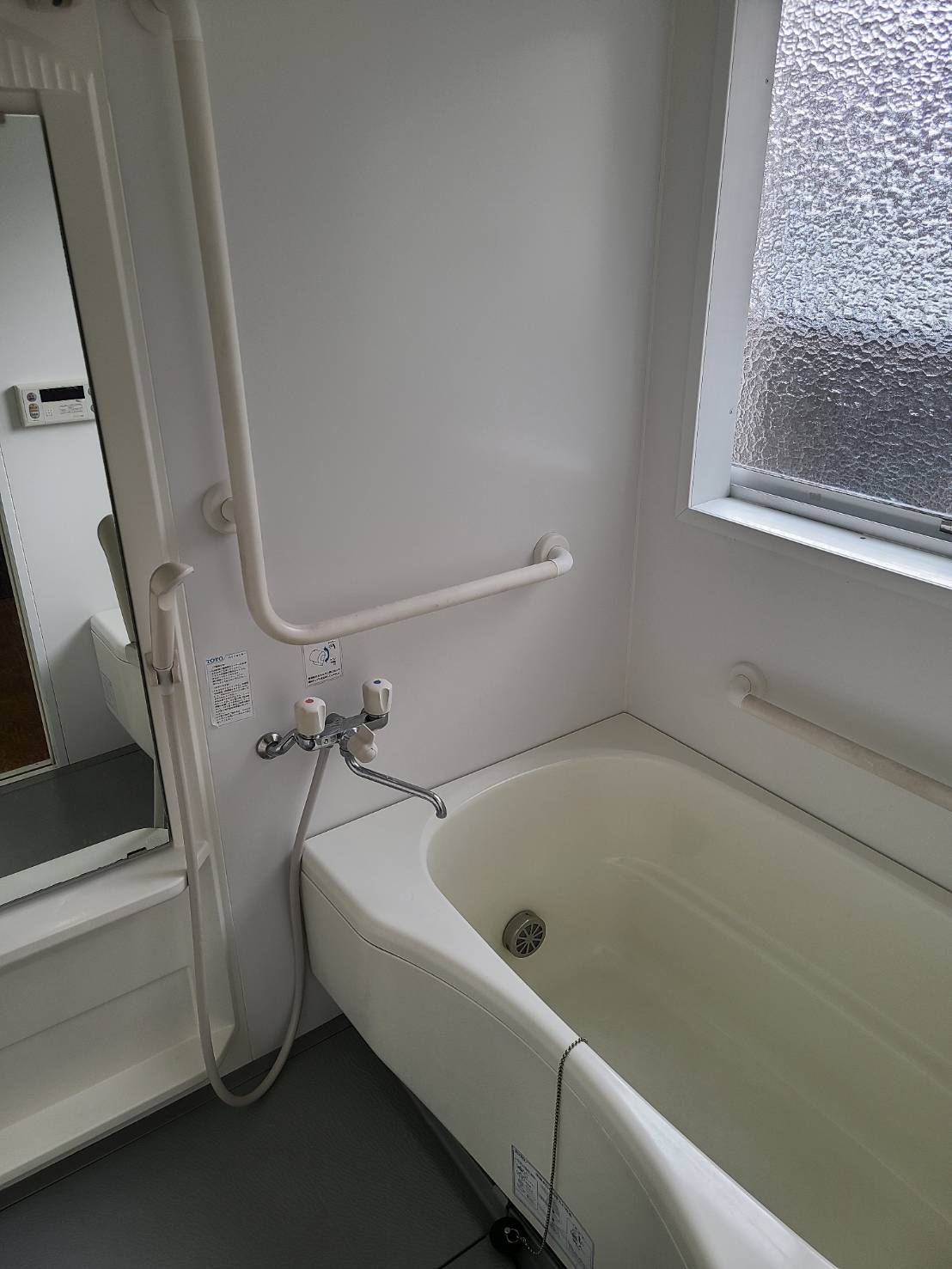 バス・シャワールーム　窓のある浴室　追焚き機能付き