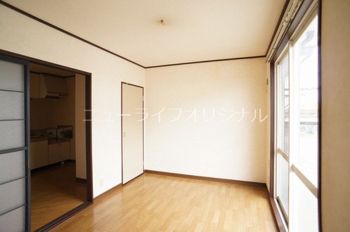 居室・リビング　5.4帖洋室☆窓が大きく明るいお部屋です☆