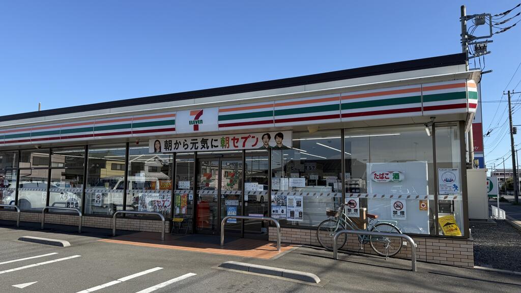 コンビニ　セブンイレブン上尾小泉氷川店（コンビニ）まで370m