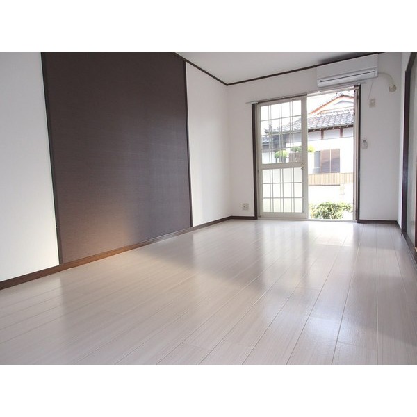 居室・リビング　カラークロス導入