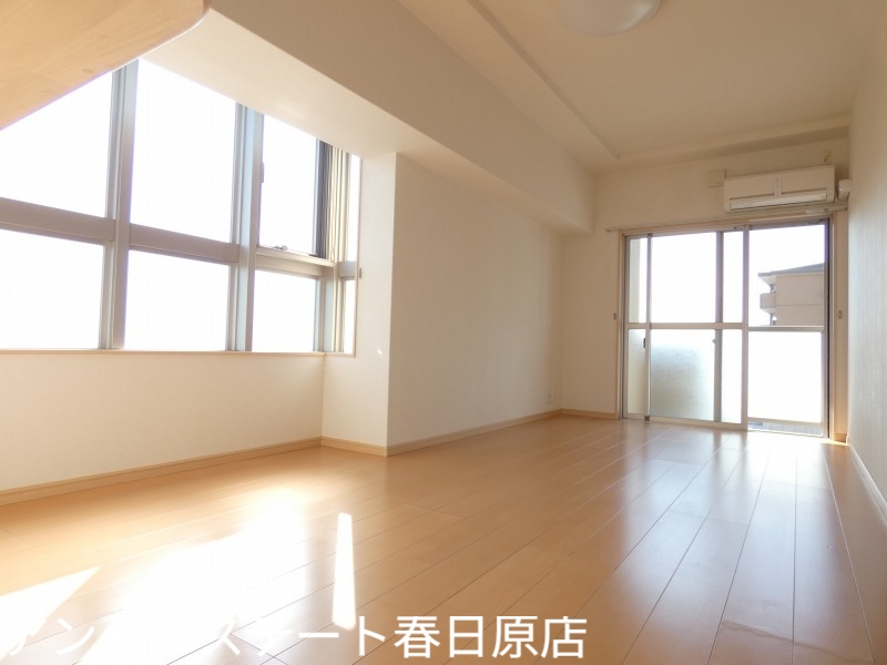 居室・リビング　広々１２．５帖のリビング