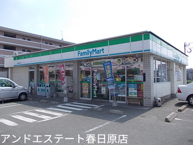 コンビニ　ファミリーマート（コンビニ）まで300m