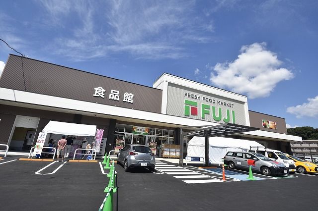 スーパー　フジ　戸坂店（スーパー）まで930m