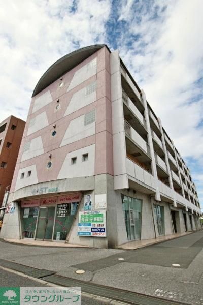 建物外観　スーパーやコンビニも近く、生活に便利な環境です