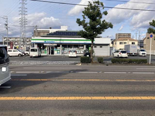 コンビニ　ファミリーマート茜部菱野店（コンビニ）まで121m