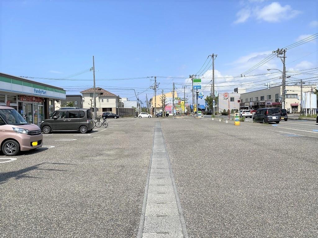 コンビニ　ファミリーマート新潟小針南店（コンビニ）まで281m