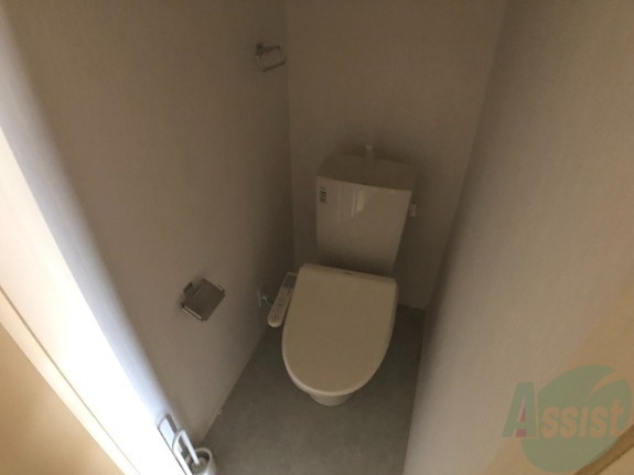 トイレ　温水洗浄便座付きのお手洗いです。これは嬉しいですね