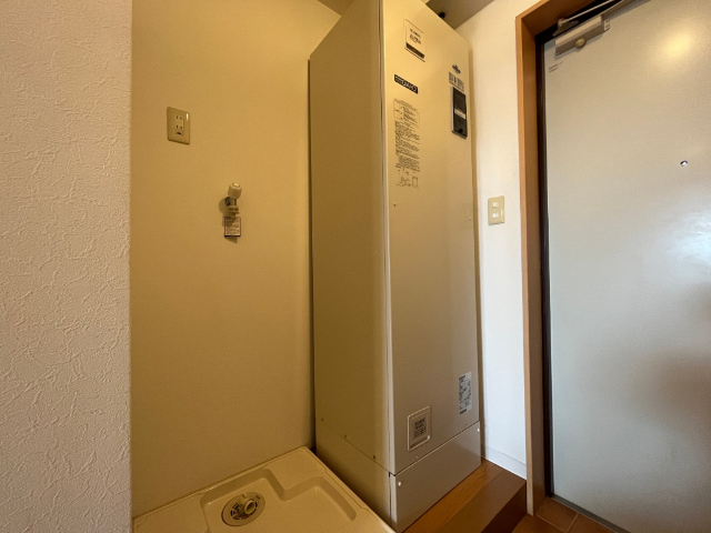 その他部屋・スペース　洗濯機置き場と電気温水器