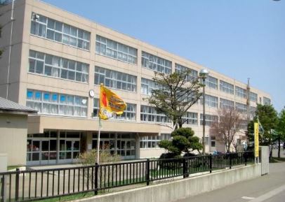 小学校　平岸小学校（小学校）まで377m