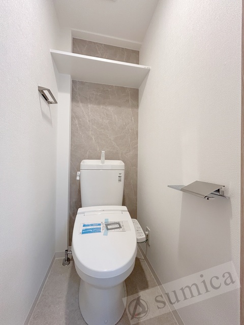 トイレ　人気アイテムの温水洗浄便座。清潔感のあるトイレです。