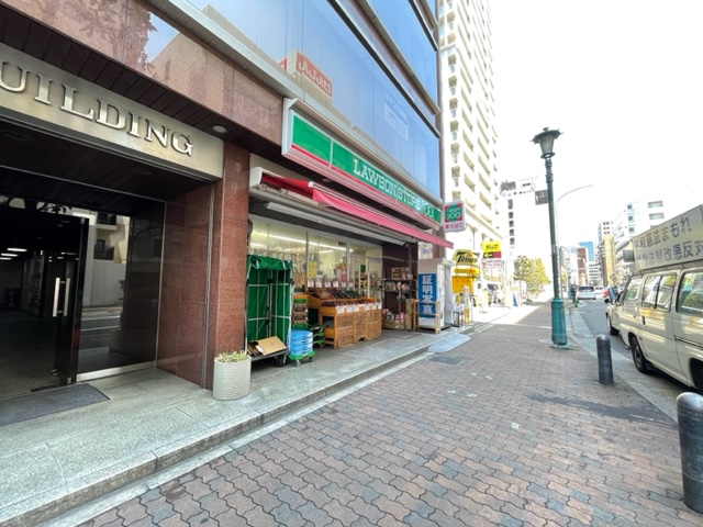 コンビニ　ローソンストア100神戸栄町通店（コンビニ）まで165m
