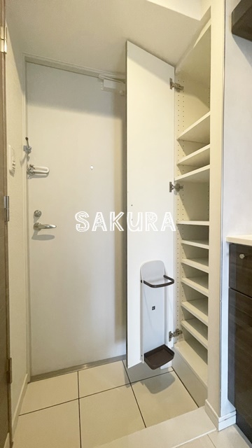 玄関　人感センサー付き・シューズボックス付き♪