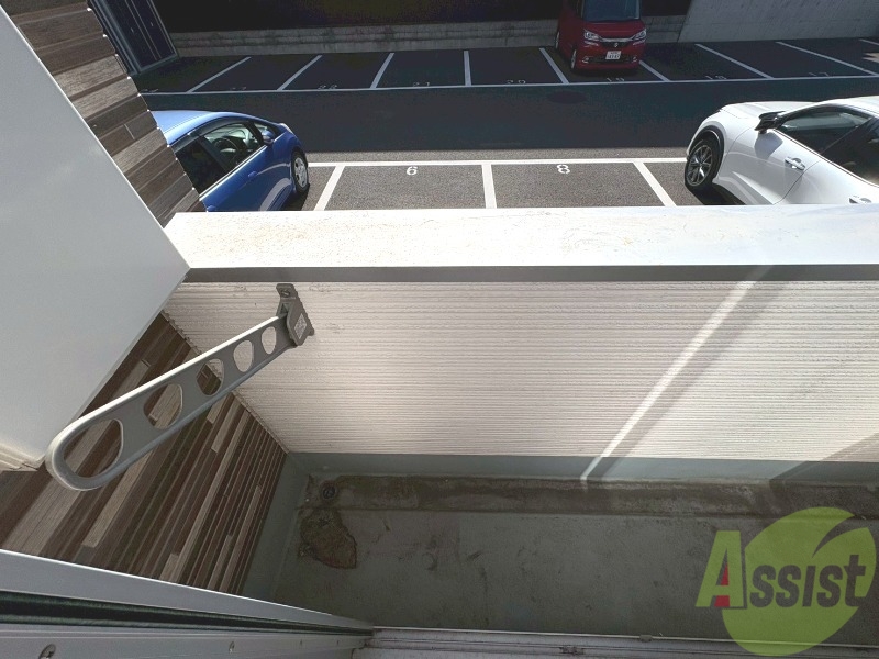 バルコニー　バルコニーに物干しがあるので洗濯物が干せます。