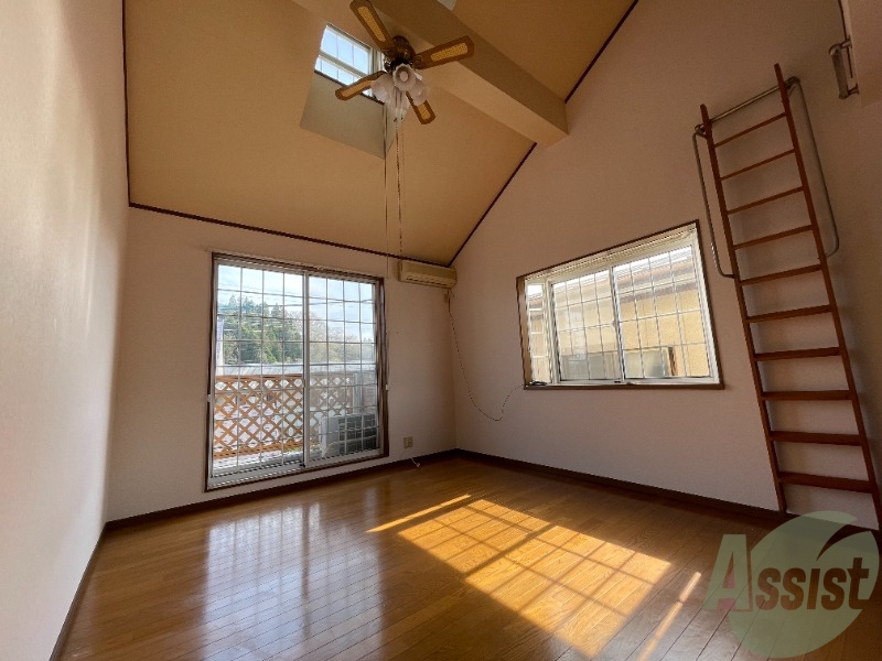 居室・リビング　８．４帖の洋室です。寛ぐには十分な広さがありました。