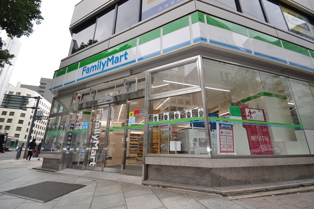コンビニ　ファミリーマート紙屋町東店（コンビニ）まで395m