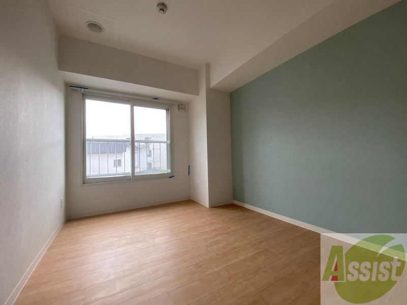 その他部屋・スペース　寝室はこちらです。光が差し込む、温かみのあるお部屋です。