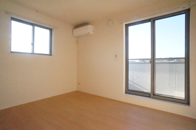 その他部屋・スペース　２面採光なので、明るく風通しのよいお部屋です♪
