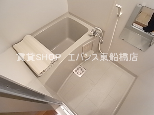 バス・シャワールーム　コンパクトで使いやすいお風呂です