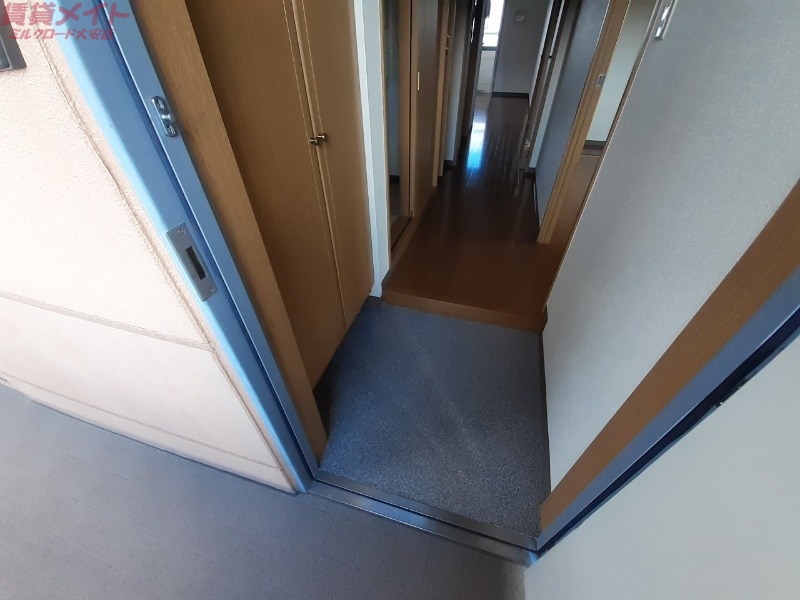 玄関　※同物件別部屋の参考写真