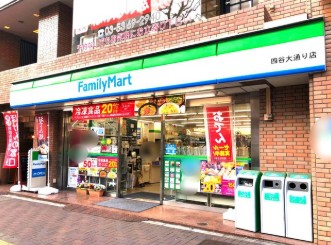 コンビニ　ファミリーマート四谷大通り店（コンビニ）まで114m