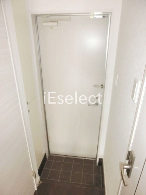玄関　玄関にはトールタイプのシューズボックス。